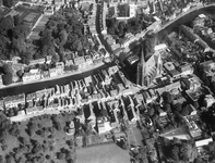 93973 Luchtfoto van een gedeelte van het centrum van Maarssen en Maarsseveen uit het zuidwesten; vooraan de ...